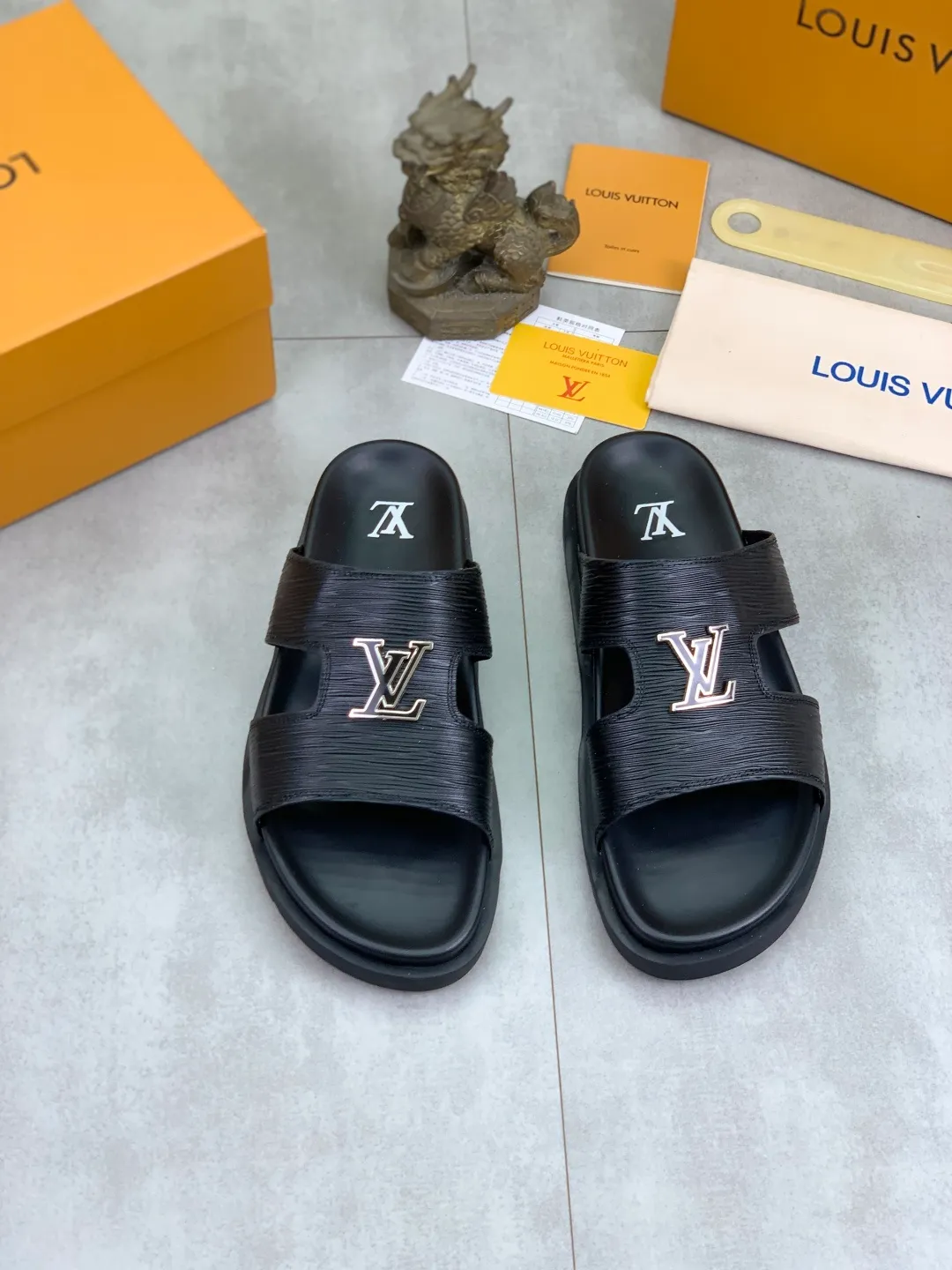 Men's shoes 💰P300💰【New style】🆘 Original quality 【LOUIS VUITTON】The popular Louis Vuitton LV men's slippers on the official website are on sale simultaneously! Original fabric imported from Italy, original factory special supply, code number: 38-44 (45 customized), many colors available